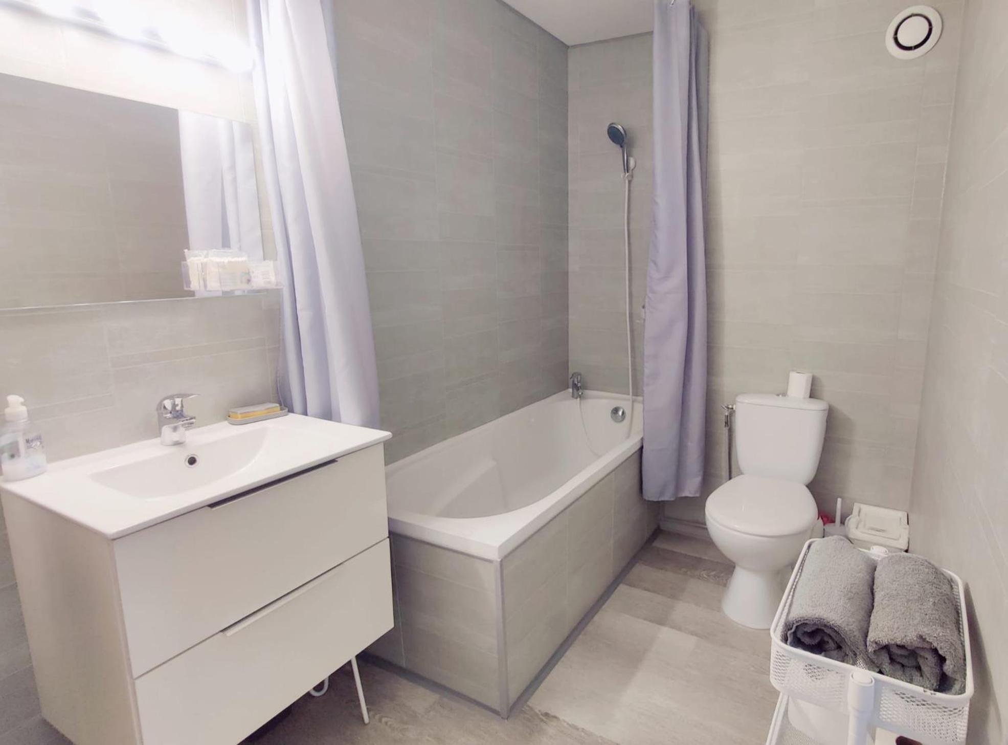 Chez Lora Sdb Wc Prive Frigo Netflix Clim Docks Séjour chez l'habitant